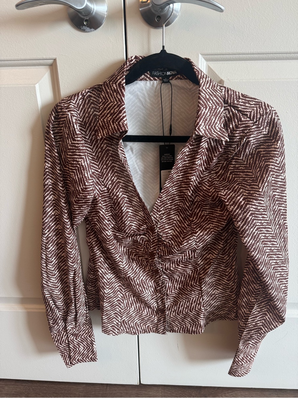 Fashion Nova Brown & White Zigzag Button-Front Blouse